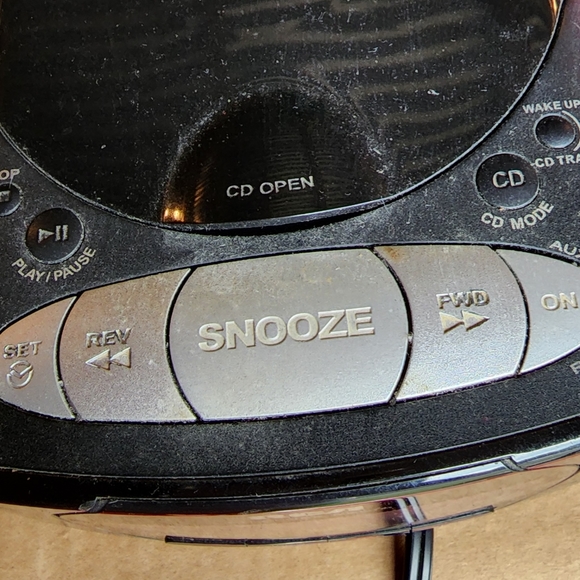 AM/ FM CD RADIO ALARM - Picture 2 of 2